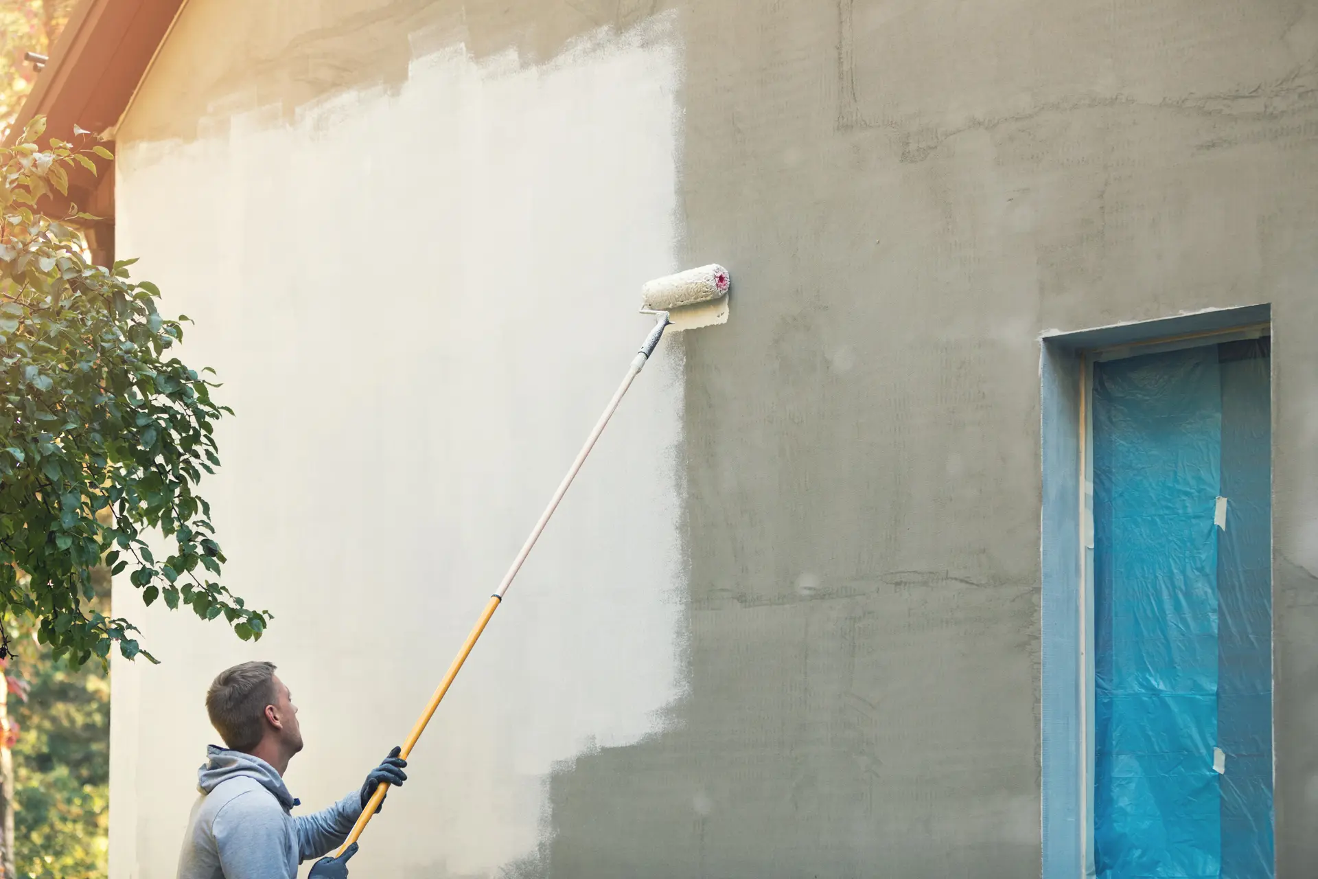 Pintor trabajando en una fachada en Murcia